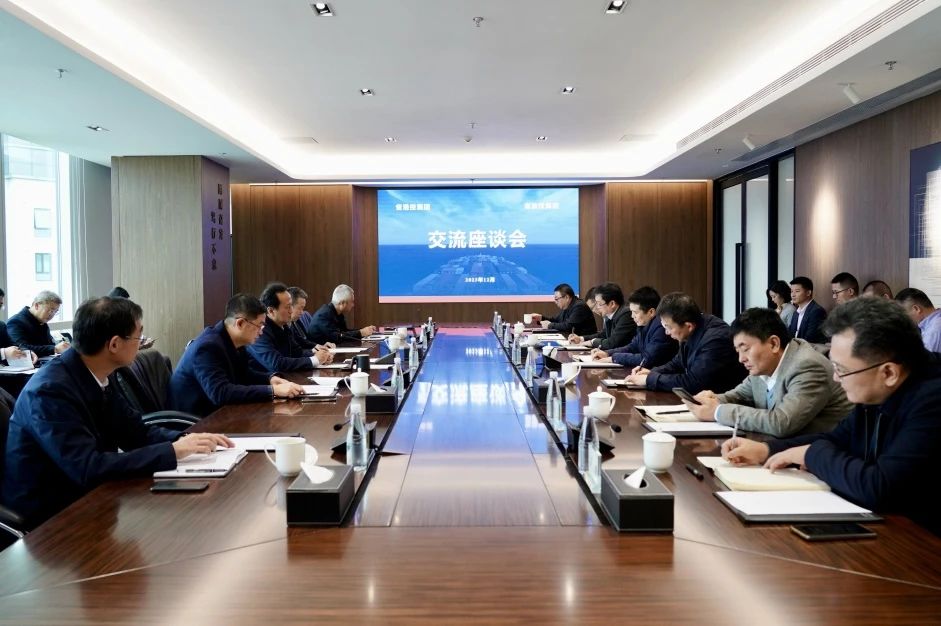 省红宝石hbs集团与省港投集团举行交流座谈