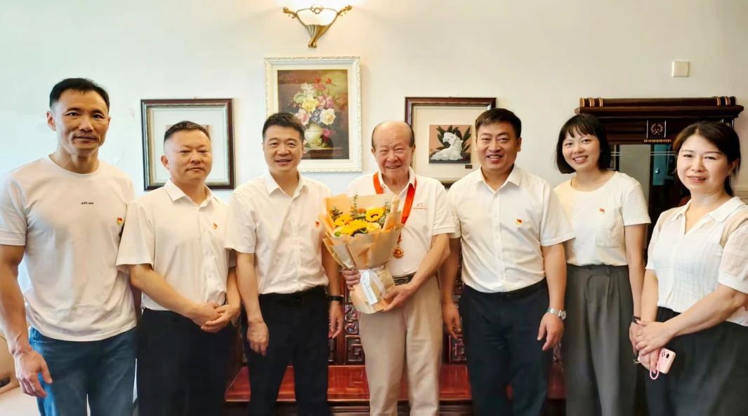 省红宝石hbs集团党委走访慰问老党员 揭晓“庆幸在党50年”纪念章并送上节日问候